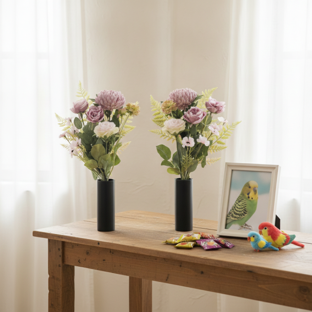 【アーティフィシャルフラワー・造花 お墓・お仏壇向け仏花・供花1対-左右2束セット】薔薇＆マムの洋風供花（左右１対セット）