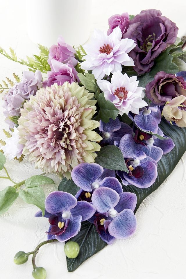 【アーティフィシャルフラワー・造花 お墓・お仏壇向け仏花・供花1対-左右2束セット】薔薇と胡蝶蘭とマムの洋風供花（左右１対セット）