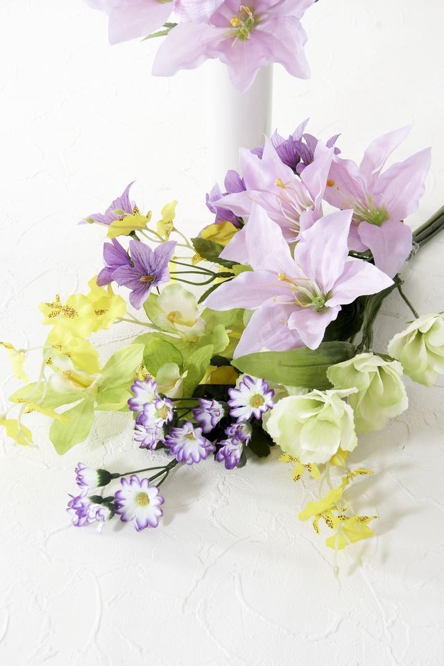 【造花・アーティフィシャルフラワー 仏花・供花】百合とシンビジウムの墓花（左右１対セット）
