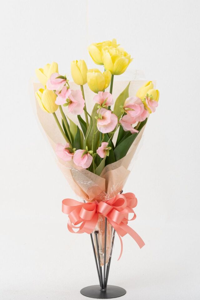 【リアルな高級造花の花束・気軽に贈れるカジュアルサイズ花束】チューリップとスイートピーのフレッシュブーケ