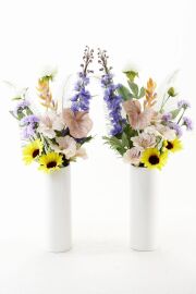 【アーティフィシャルフラワー・造花 お墓・お仏壇向け仏花・供花】ひまわり＆ハイビスカスの洋風供花（左右１対セット）