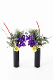 【造花 お正月・迎春用 ミニ供花】紫オーキッドと千両のミニ仏花セット（左右１対）