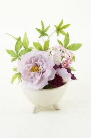 【アートフラワー・アーティフィシャルフラワー・造花アレンジメント】薔薇と新緑もみじのアートフラワーアレンジメント
