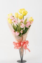 【リアルな高級造花の花束・気軽に贈れるカジュアルサイズ花束】チューリップとスイートピーのフレッシュブーケ
