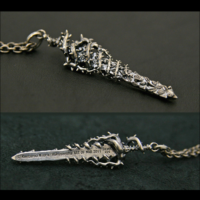 剣の形の金属製ペンダント 喚び水の剣 シルバーペンダント 烙印チャーム付き ベルセルク 髑髏の騎士