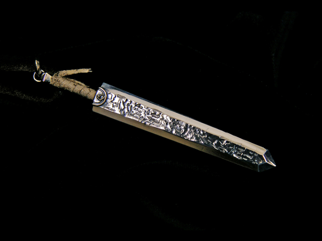 剣の形の金属製ペンダント Amazon | [SAINTS Design] セインツ デザイン 聖剣シルバー