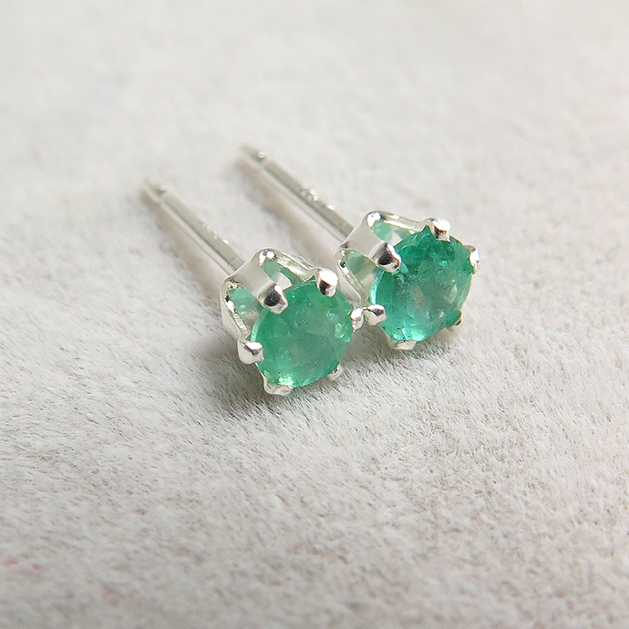 sv925シルバースタッドピアス（3mmラウンド6本爪）天然石エメラルド・ザンビア産/無処理（10ペア）