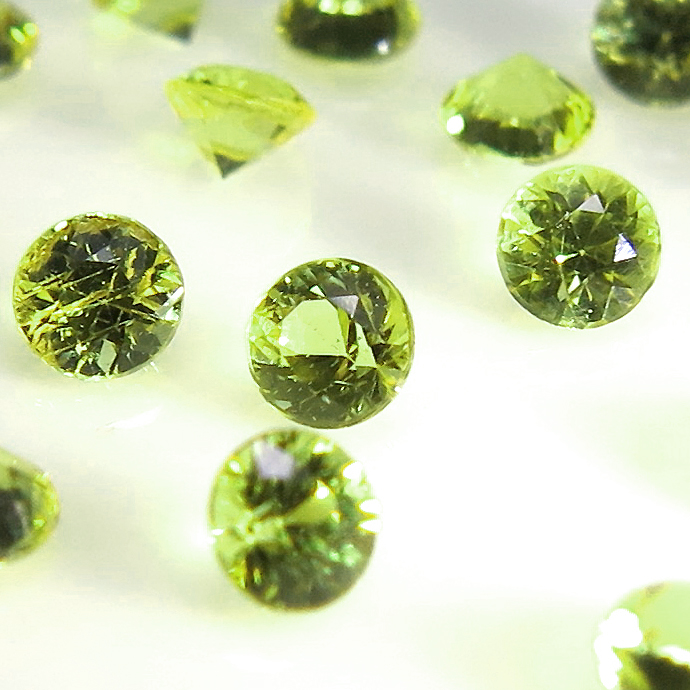 デマントイドガーネット ロシア産（ウラル山脈）天然石ルース（非加熱）ラウンド【2.2mm】ファセットカット（25個）