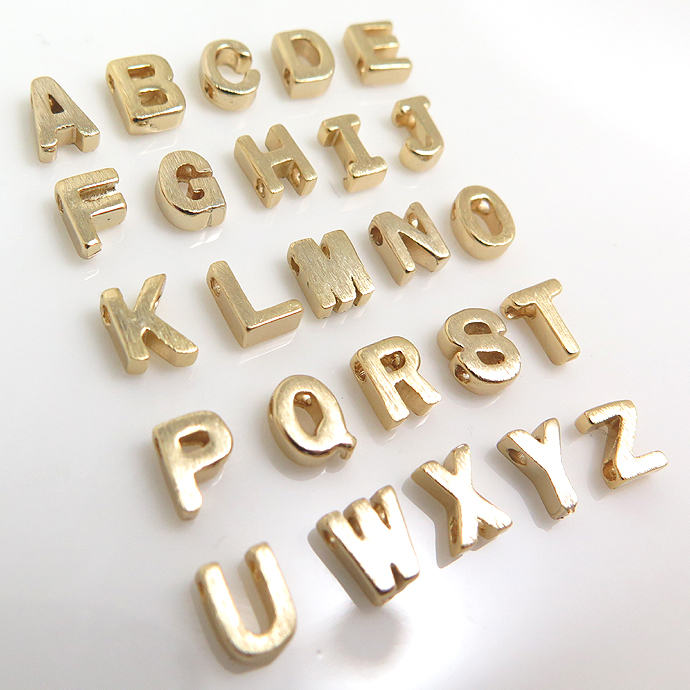 アルファベットチャーム イニシャルアクセサリーパーツ（真鍮ブラス・ゴールドカラー）（50個）