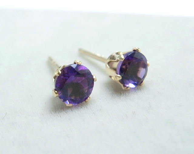 14kgf/4mmラウンド6本爪・スタッドピアス（立て爪ピアス）・天然石（アメジスト）「ゴールドフィルド」【A】（1ペア）