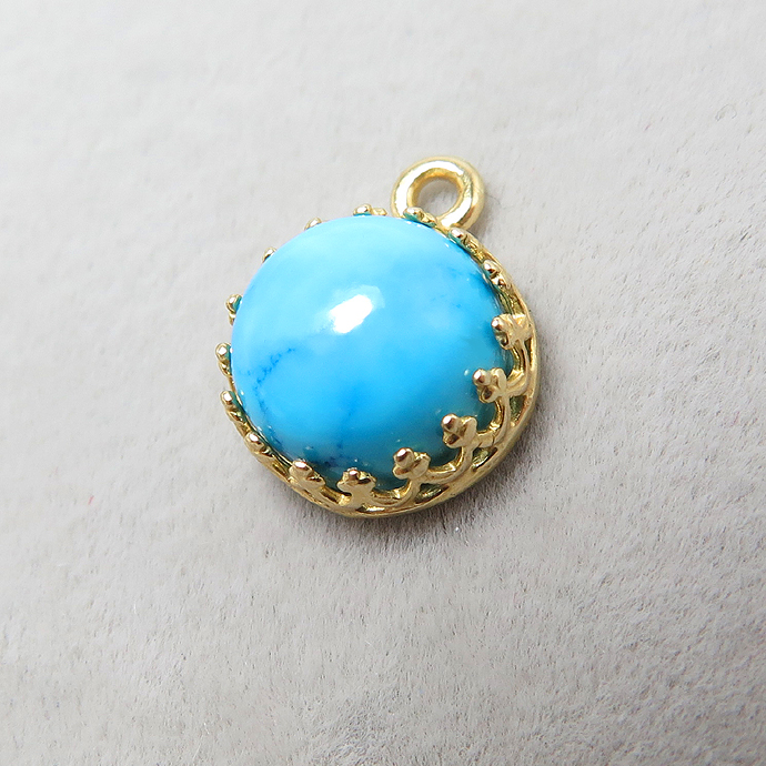 天然石ターコイズ（リコンスティチューテッド）（ベゼルセッティング/カボション）（ラウンド・8mm）（真鍮ブラス・ゴールドカラー）（5個）