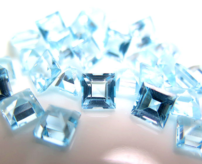 天然石ルース（裸石）・ブルートパーズ（スカイブルー）（ブラジル）/スクエア【4×4mm】ファセットカット（50個）