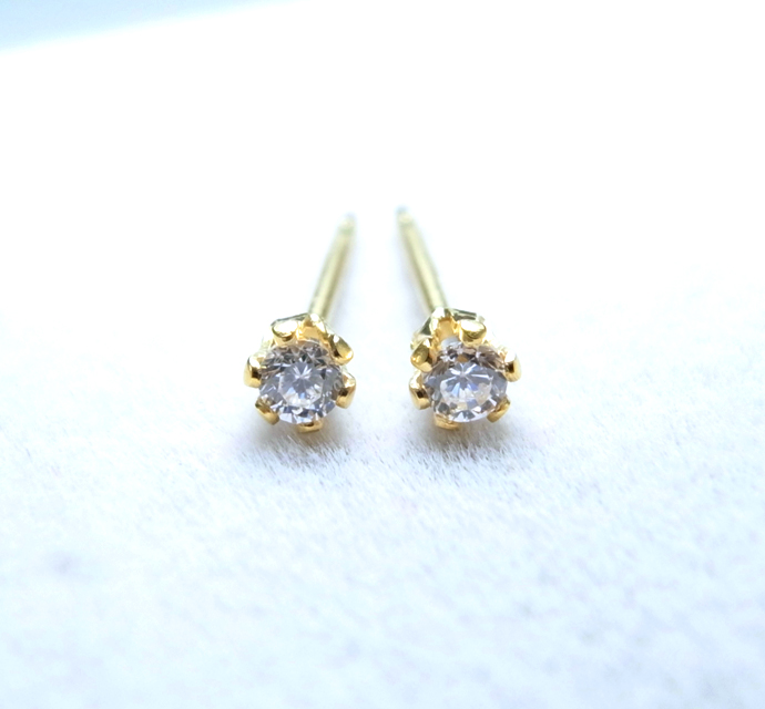 14kgf/2mmラウンド6本爪・スタッドピアス（立て爪ピアス）・czキュービックジルコニア「ゴールドフィルド」（50ペア）