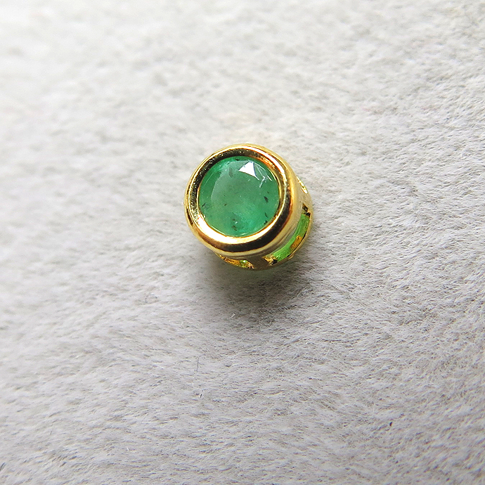 ゴールドフィルド・チャーム/天然石エメラルド（ラウンド3mm）ベゼル「14kgf」（5個）
