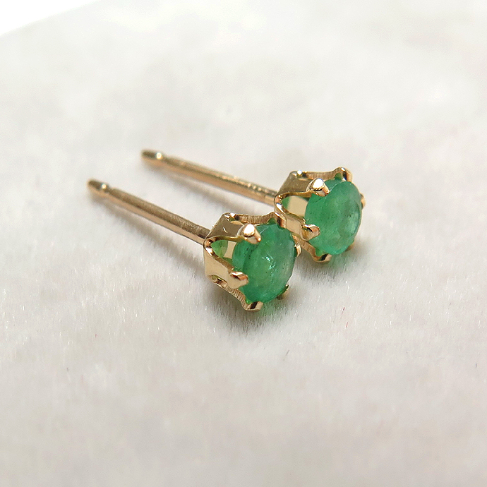 14kgf/3mmラウンド6本爪・スタッドピアス（立て爪ピアス）・天然石（エメラルド・ザンビア産）「ゴールドフィルド」（1ペア）