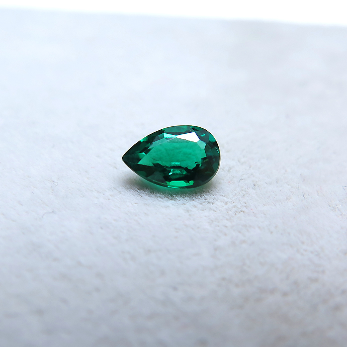 合成石エメラルド【AAA】（熱水法）・ルース（裸石）/ペアシェイプ【6×4mm】ファセットカット（1個）