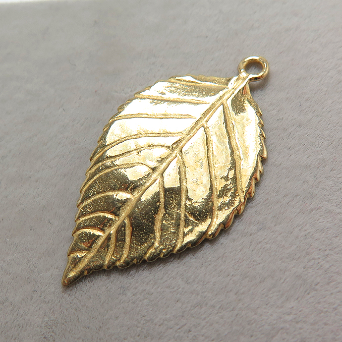 チャーム（リーフ）【E】（30mm×17mm）（真鍮ブラス・ゴールドカラー）（3個）