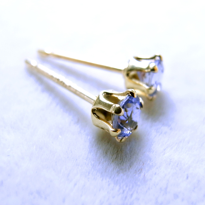 14金イエローゴールド/3mmラウンド6本爪・スタッドピアス（立て爪ピアス）・天然石アイオライト「14k」（1ペア）