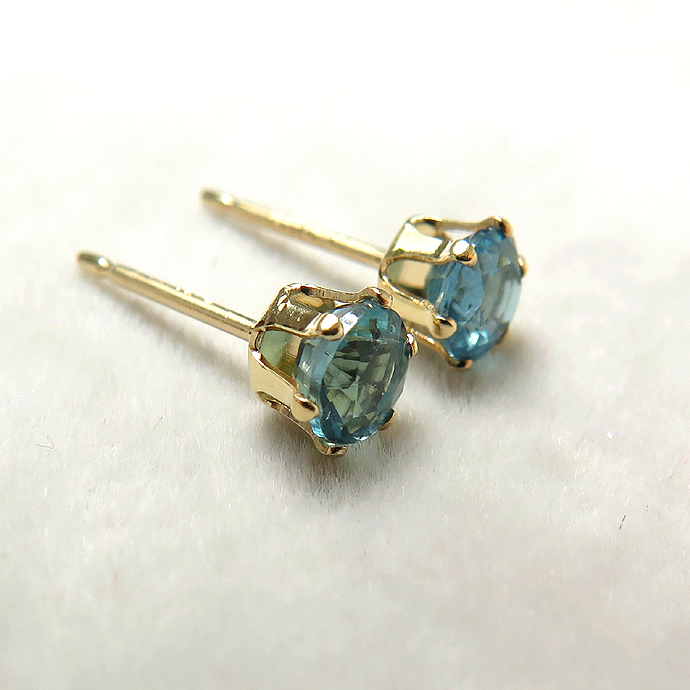 14kgf/4mmラウンド6本爪・スタッドピアス（立て爪ピアス）・天然石（カイヤナイト）「ゴールドフィルド」（1ペア）