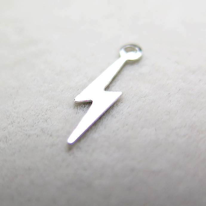 シルバーアクセサリーチャーム（ライトニングボルト・11×3.5mm）「SV925」（10個）