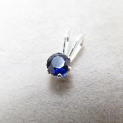 シルバー925パーツ/4mm/6本爪スタッドペンダントトップ（合成石ブルーサファイア・4mm）（25個）
