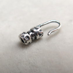 スターリングシルバー925/エンドキャップ・カツラ/フック（ラウンド・内径1.5mm）【いぶし】「SV925」（50個）