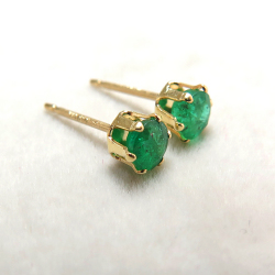 14kgf/4mmラウンド6本爪・スタッドピアス（立て爪ピアス）・天然石（エメラルド・ザンビア産）「ゴールドフィルド」（1ペア）