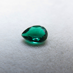 合成エメラルド【AAA】（熱水法）・ルース（裸石）/ペアシェイプ【7×5mm】ファセットカット（1個）