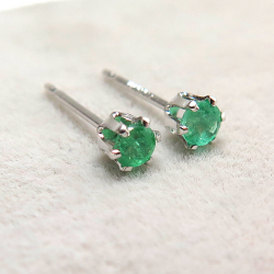 天然石エメラルド（ザンビア産・無処理）・6本爪ポストピアス（ラウンド3mm）「14kgf（ホワイトゴールドフィルド）（ロジウム）」（25ペア）
