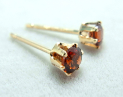 14金イエローゴールド/3mmラウンド6本爪・スタッドピアス（立て爪ピアス）・天然石ガーネット「14k」（1ペア）