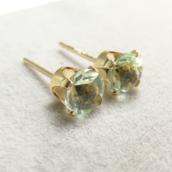 14kgf/5mmラウンド4本爪・スタッドピアス（立て爪ピアス）・天然石（グリーンアメジスト）「ゴールドフィルド」（1ペア）