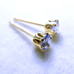 14金イエローゴールド/3mmラウンド6本爪・スタッドピアス（立て爪ピアス）・天然石アイオライト「14k」（1ペア）