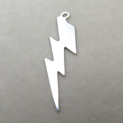 シルバーアクセサリーチャーム（ライトニングボルト・28×7mm）「SV925」（3個）