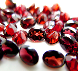 天然石ルース（裸石）・ガーネット/オーバル【8×6mm】ファセットカット（4個）