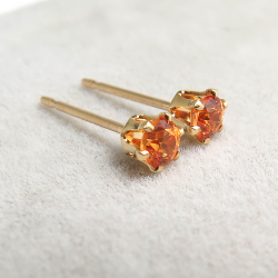 14kgf/3mmラウンド6本爪・スタッドピアス（立て爪ピアス）・天然石（オレンジサファイア）（加熱処理・アフリカ)/「ゴールドフィルド」（1ペア）