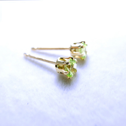 14金イエローゴールド/3mmラウンド6本爪・スタッドピアス（立て爪ピアス）・天然石ペリドット「14k」（1ペア）