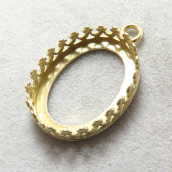 ペンダント空枠 チャームクラウン（ベゼルセッティング/カボション用）（オーバル・16×12mm）（真鍮ブラス・ゴールドカラー）（50個）