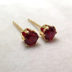 14kgf/4mmラウンド6本爪・スタッドピアス（立て爪ピアス）・天然石（ルビー・ビルマ産）「ゴールドフィルド」（1ペア）