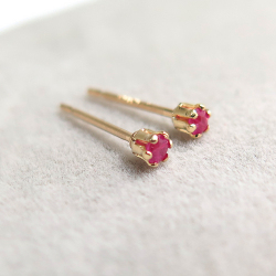 14kgf/2mmラウンド6本爪・スタッドピアス・天然石ルビー(加熱処理・アフリカ産)「ゴールドフィルド」（1ペア）