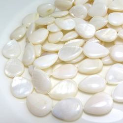 シェルビーズ 貝 ドロップ（ホワイト系）（18mm×13mm）（10本）