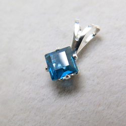 シルバーアクセサリー/ペンダントトップ天然石ロンドンブルートパーズ（スクエア4mm）「sv925」（1個）