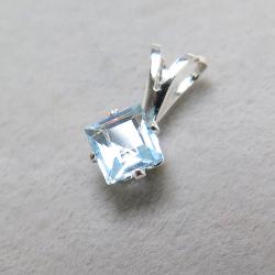 シルバーアクセサリー/ペンダントトップ天然石スカイブルートパーズ（スクエア4mm）「sv925」（1個）