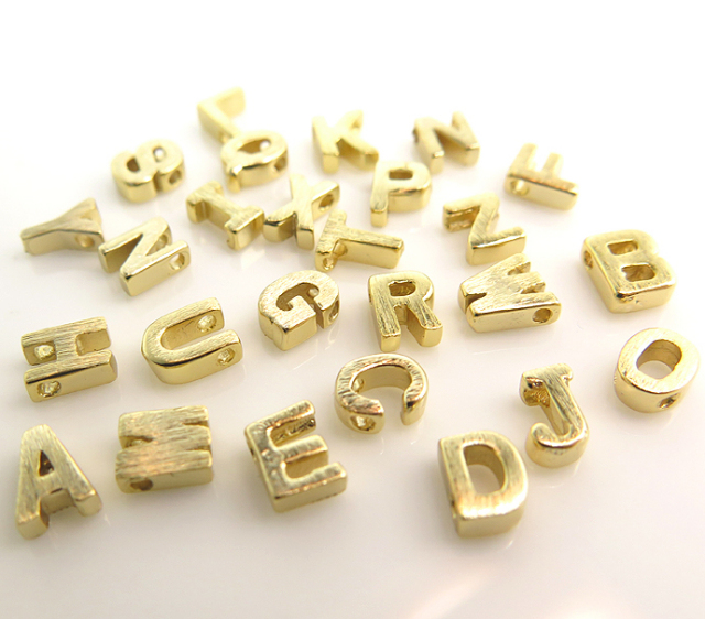 アルファベットチャーム イニシャルアクセサリーパーツ（真鍮ブラス