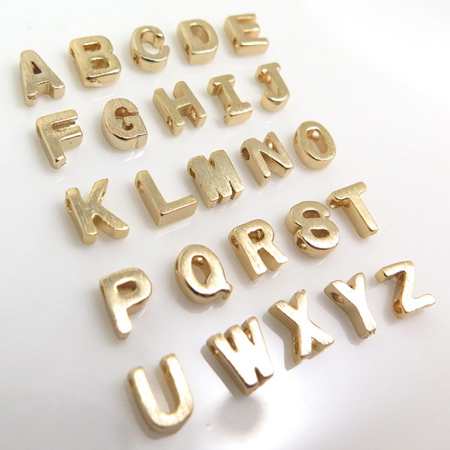 アルファベットチャーム イニシャルアクセサリーパーツ（真鍮ブラス