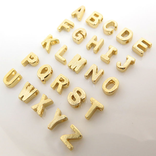 アルファベットチャーム イニシャルアクセサリーパーツ（真鍮ブラス