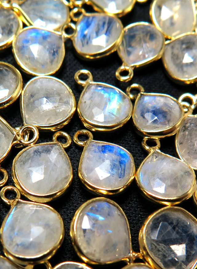 ゴールドチャーム 青色ストーン付き レインボームーンストーン 天然石 チャーム・ペンダントトップ