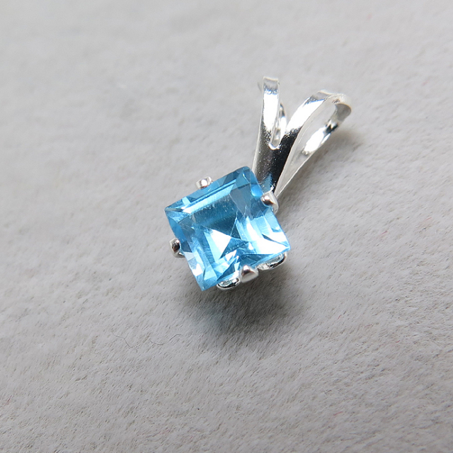 シルバーアクセサリー/ペンダントトップ天然石スイスブルートパーズ