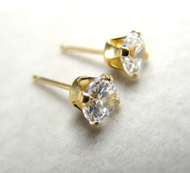 14kgf/5mmラウンド4本爪・スタッドピアス（立て爪ピアス）・cz