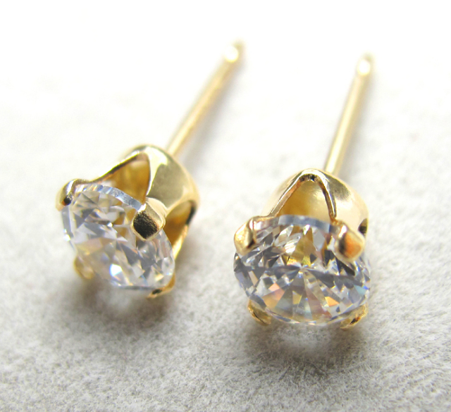 14kgf/5mmラウンド4本爪・スタッドピアス（立て爪ピアス）・cz