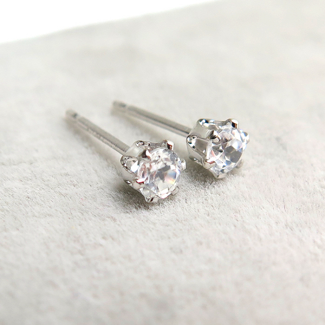 天然石ホワイトジルコン(カンボジア産・非加熱)・6本爪ポストピアス  